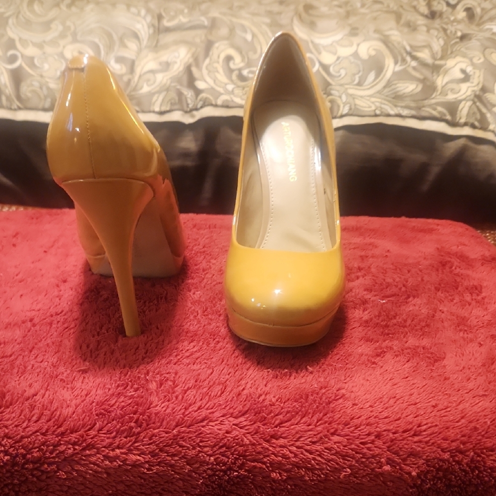 Arturo Chiang Bone Patent Leather Heels